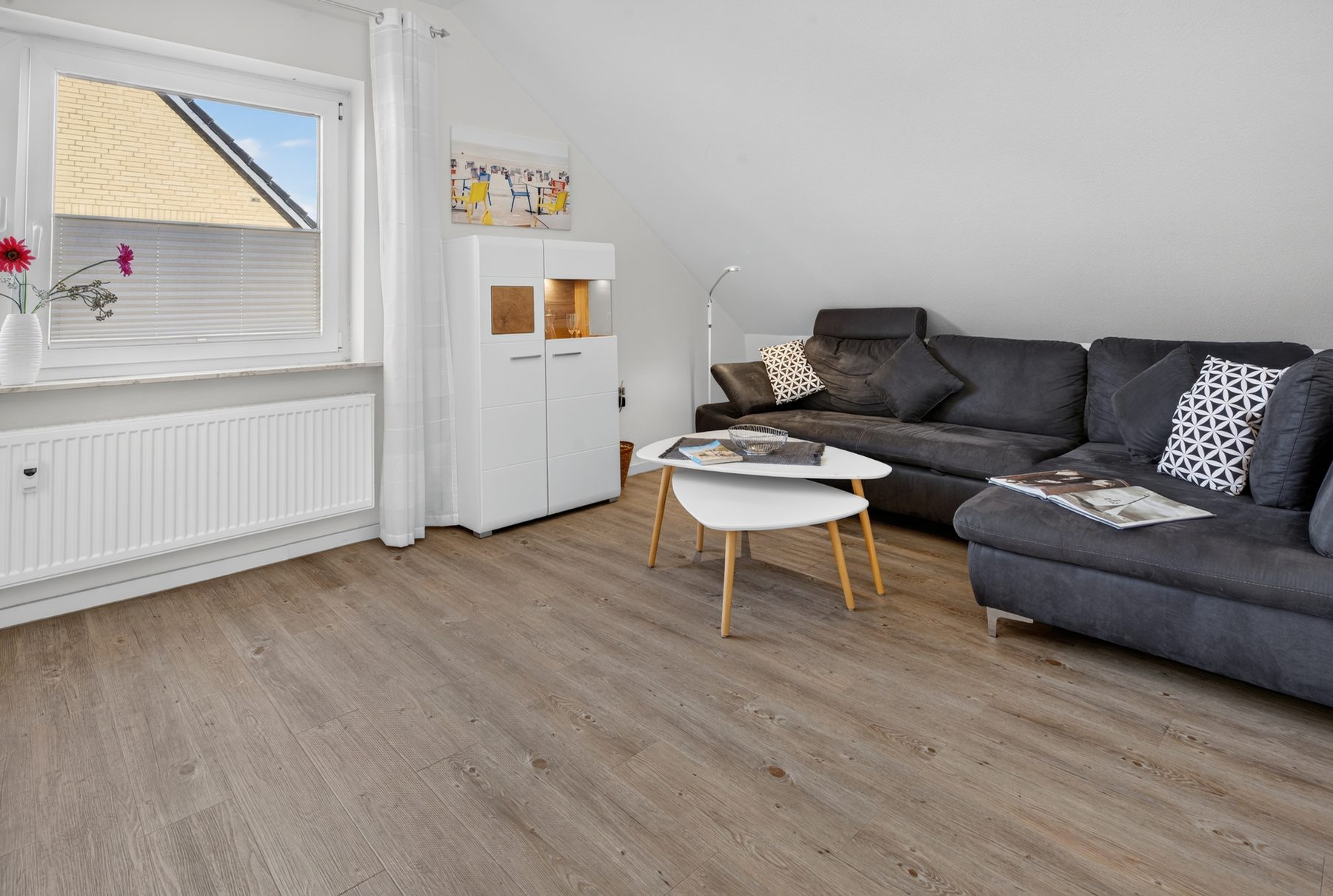Wohnzimmer der Ferienwohnung 1 auf Norderney mit Sofa, Couchtisch und TV